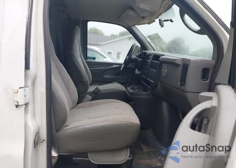 2005 Chevrolet Express z USA, uszkodzony, nr VIN 1GCGG25V751250640